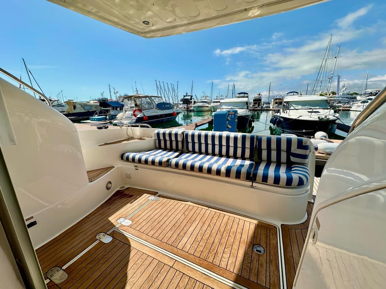 Яхта Fairline Phantom 38
