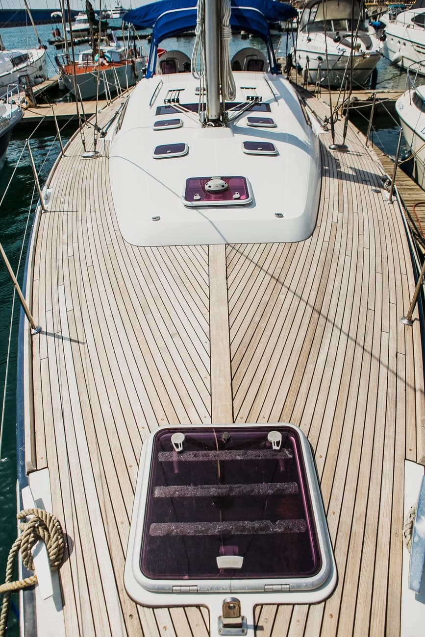 Премиальная парусная VIP яхта OCEANIS 50 Лилу
