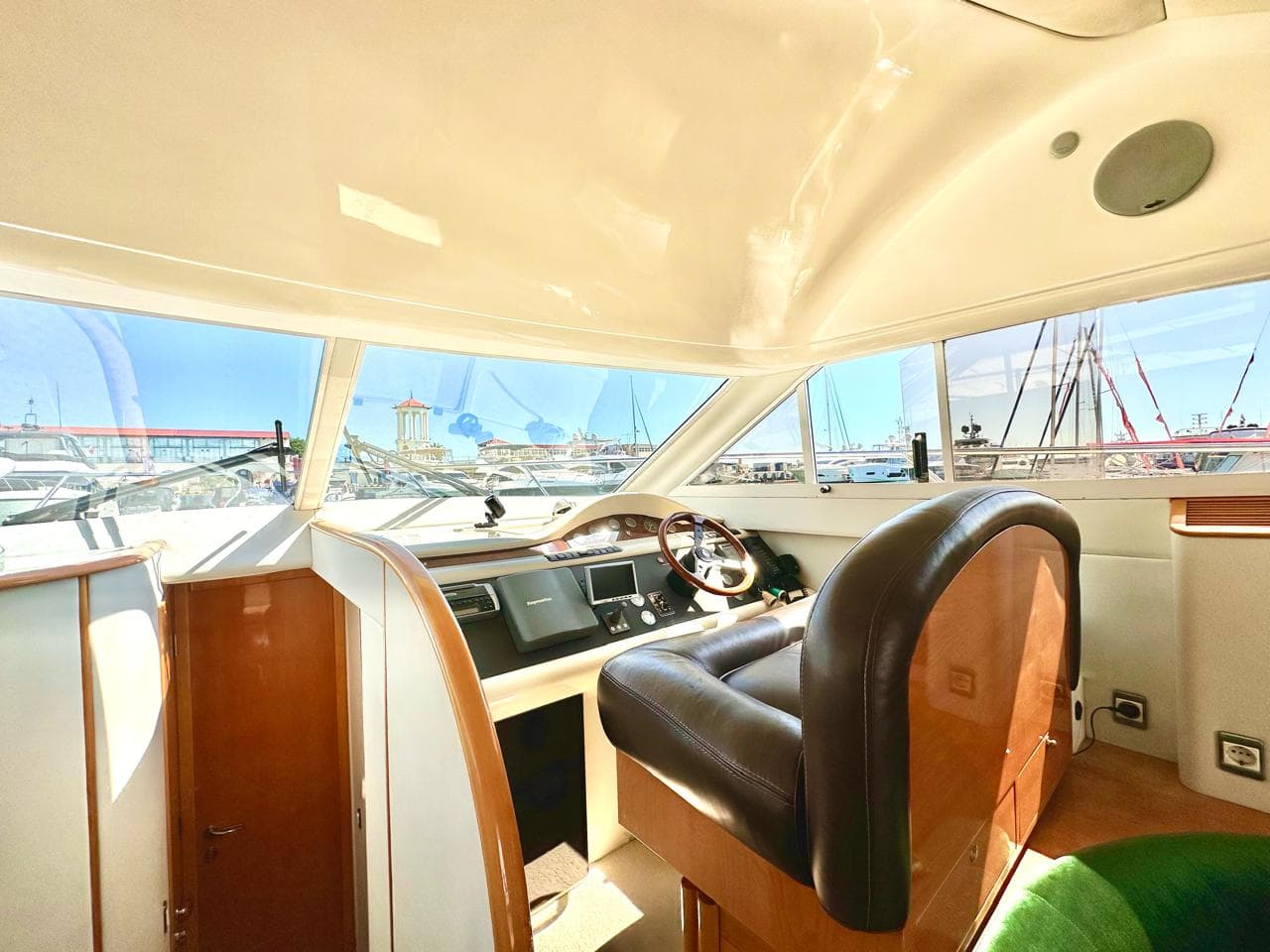 Яхта Fairline Phantom 38