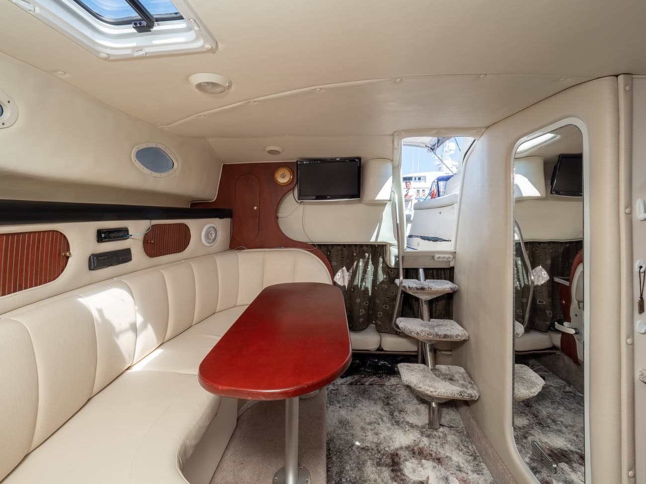 Яхта Rinker Fiesta vee 340 Эврика