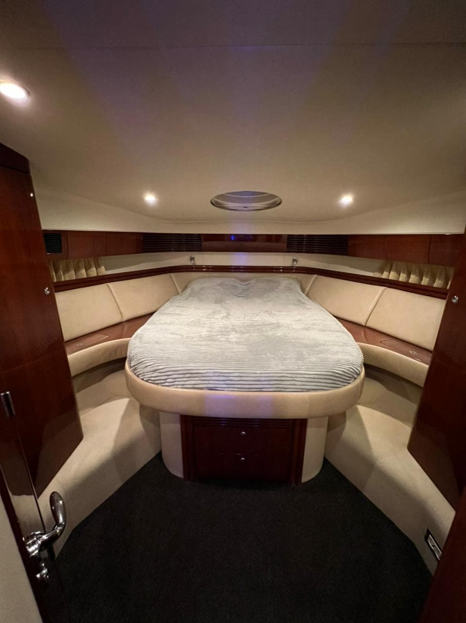 Яхта Fairline Phantom 50 AURA VIP