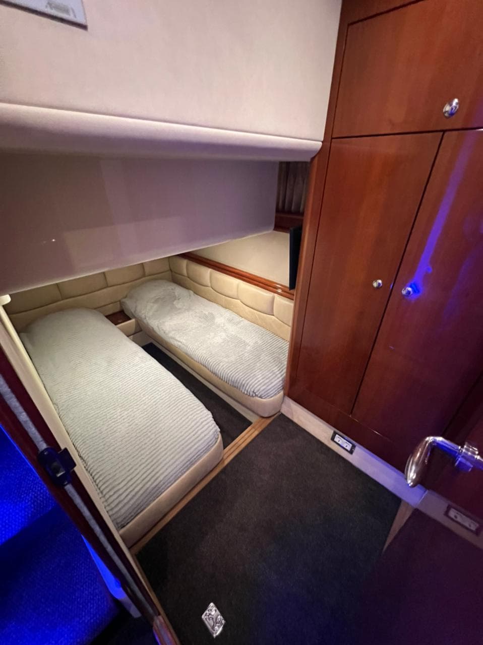Яхта Fairline Phantom 50 AURA VIP