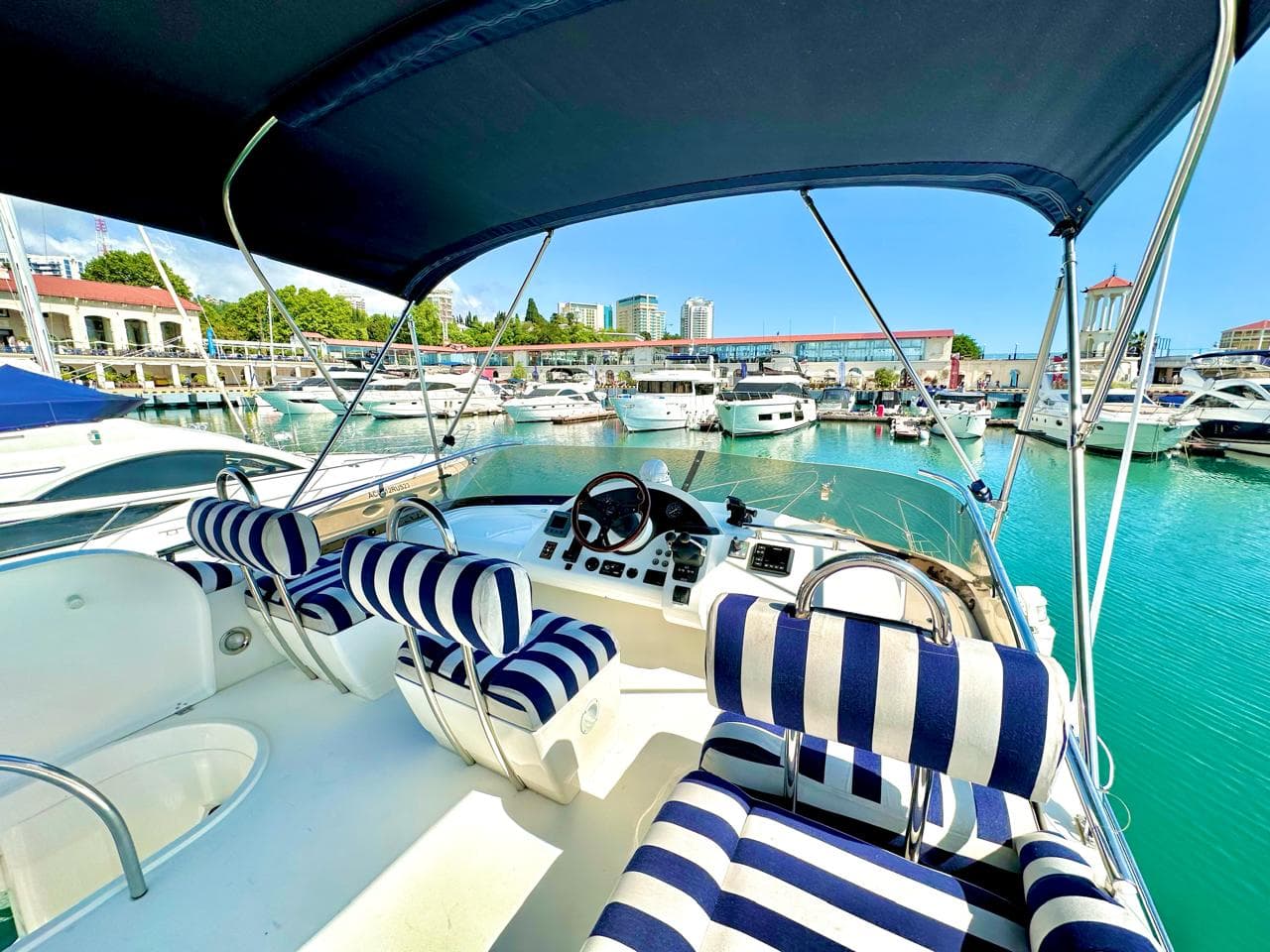 Яхта Fairline Phantom 38