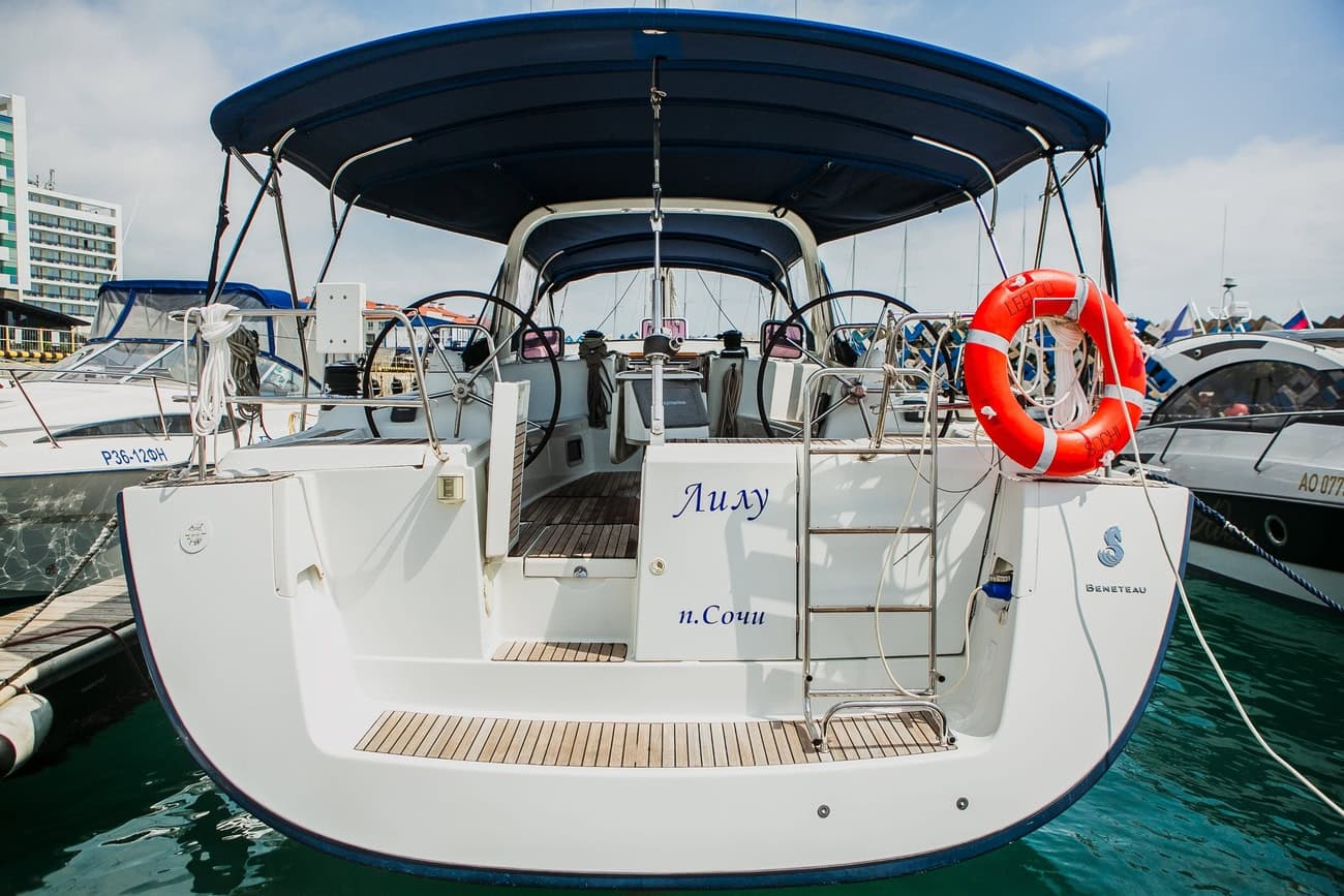 Премиальная парусная VIP яхта OCEANIS 50 Лилу