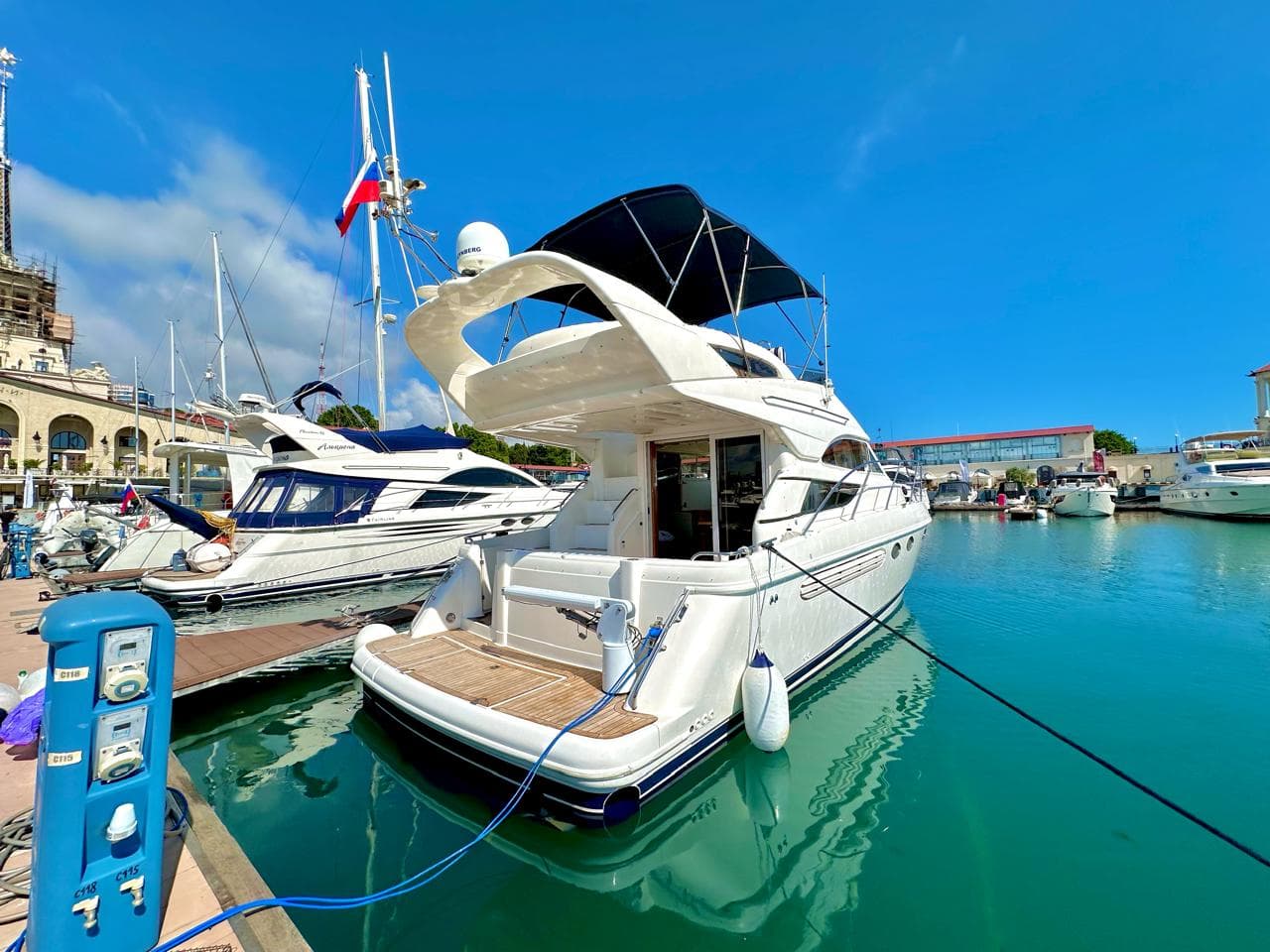 Яхта Fairline Phantom 38