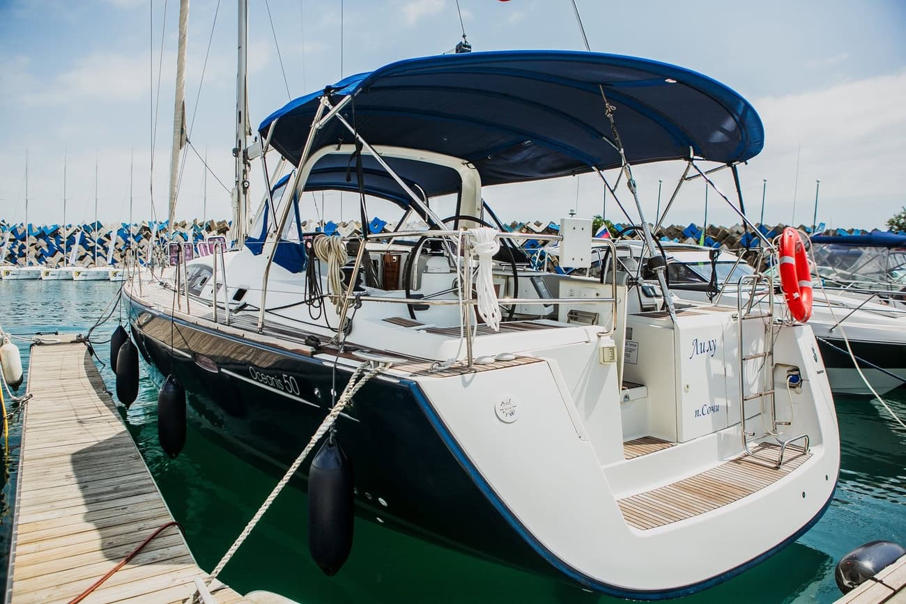 Премиальная парусная VIP яхта OCEANIS 50 Лилу