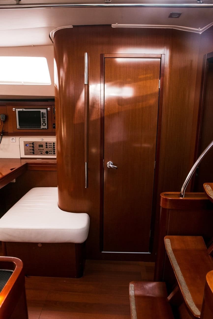 Премиальная парусная VIP яхта OCEANIS 50 Лилу
