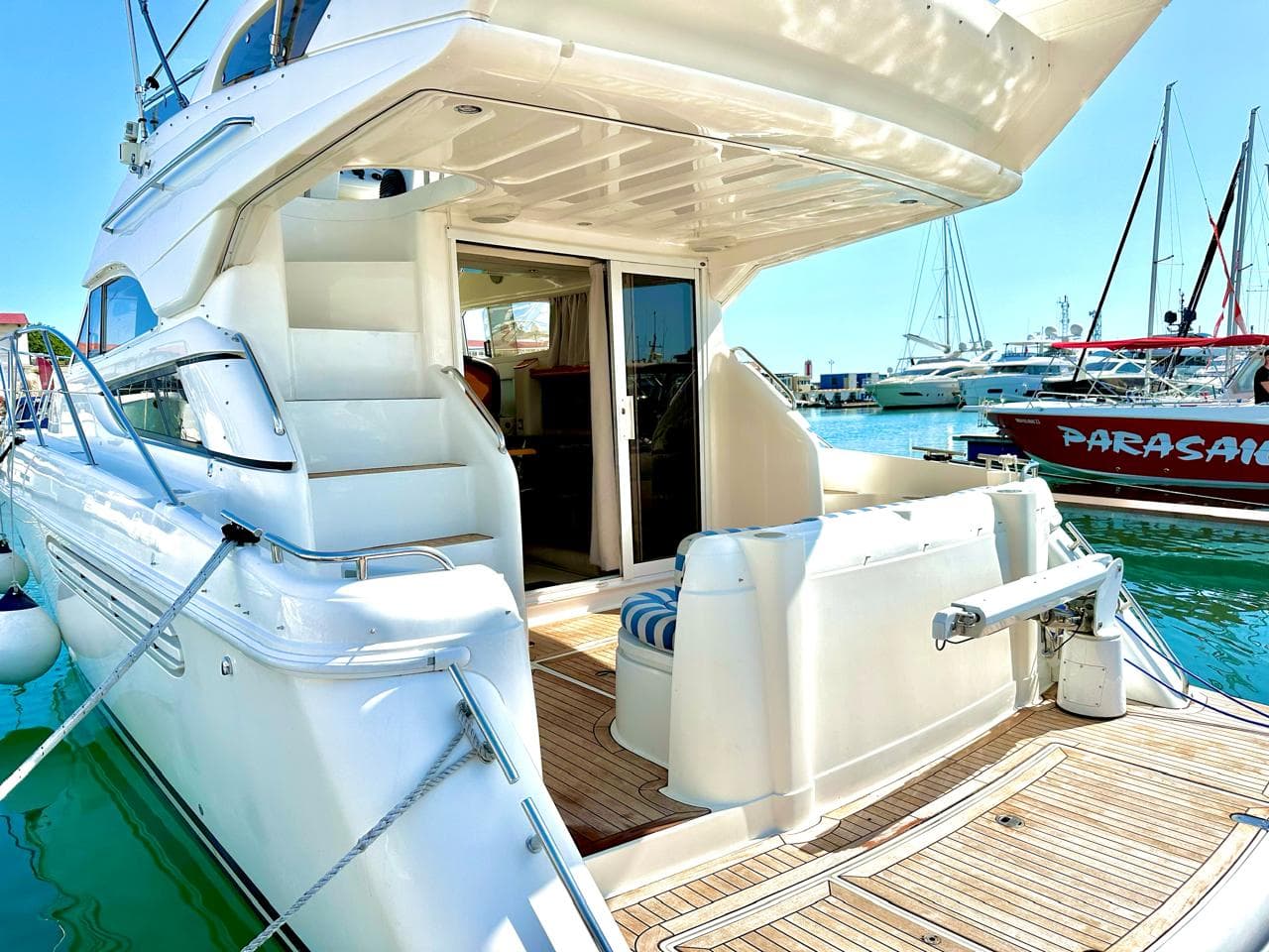 Яхта Fairline Phantom 38