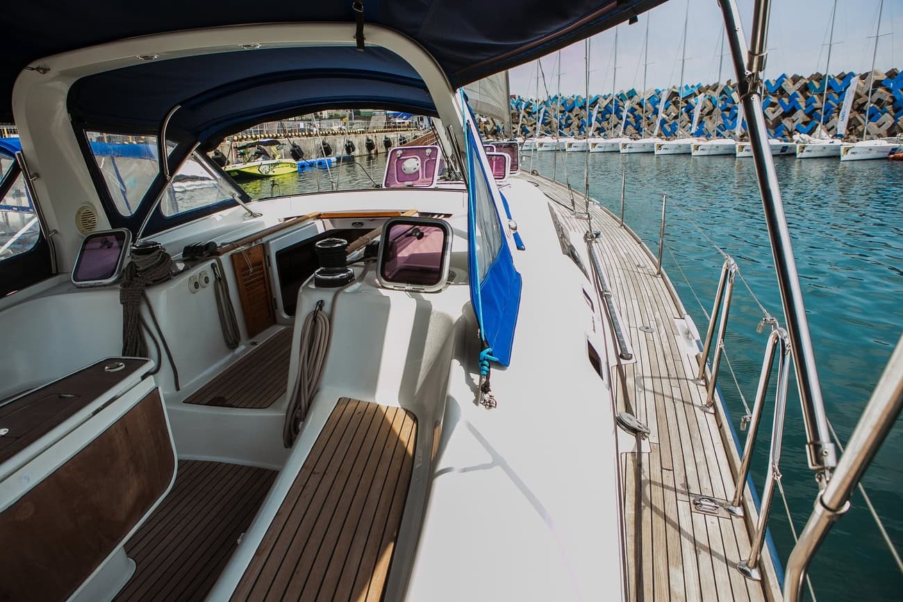 Премиальная парусная VIP яхта OCEANIS 50 Лилу