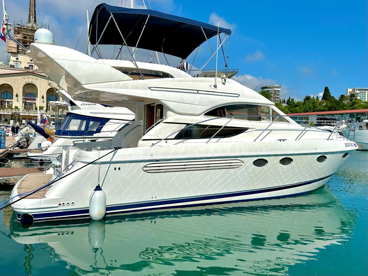 Яхта Fairline Phantom 38