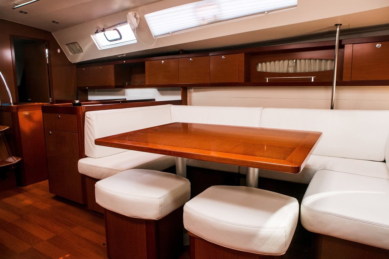 Премиальная парусная VIP яхта OCEANIS 50 Лилу