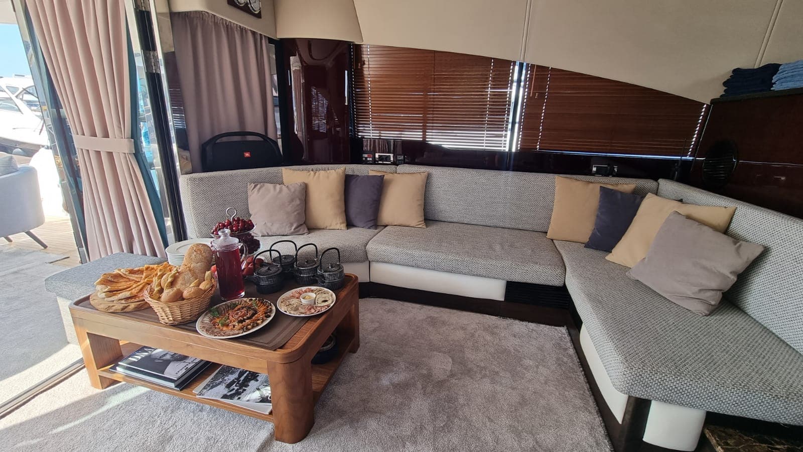 Аренда Яхты VIP Святая Мария в Сочи