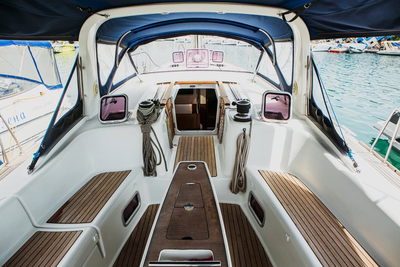 Премиальная парусная VIP яхта OCEANIS 50 Лилу