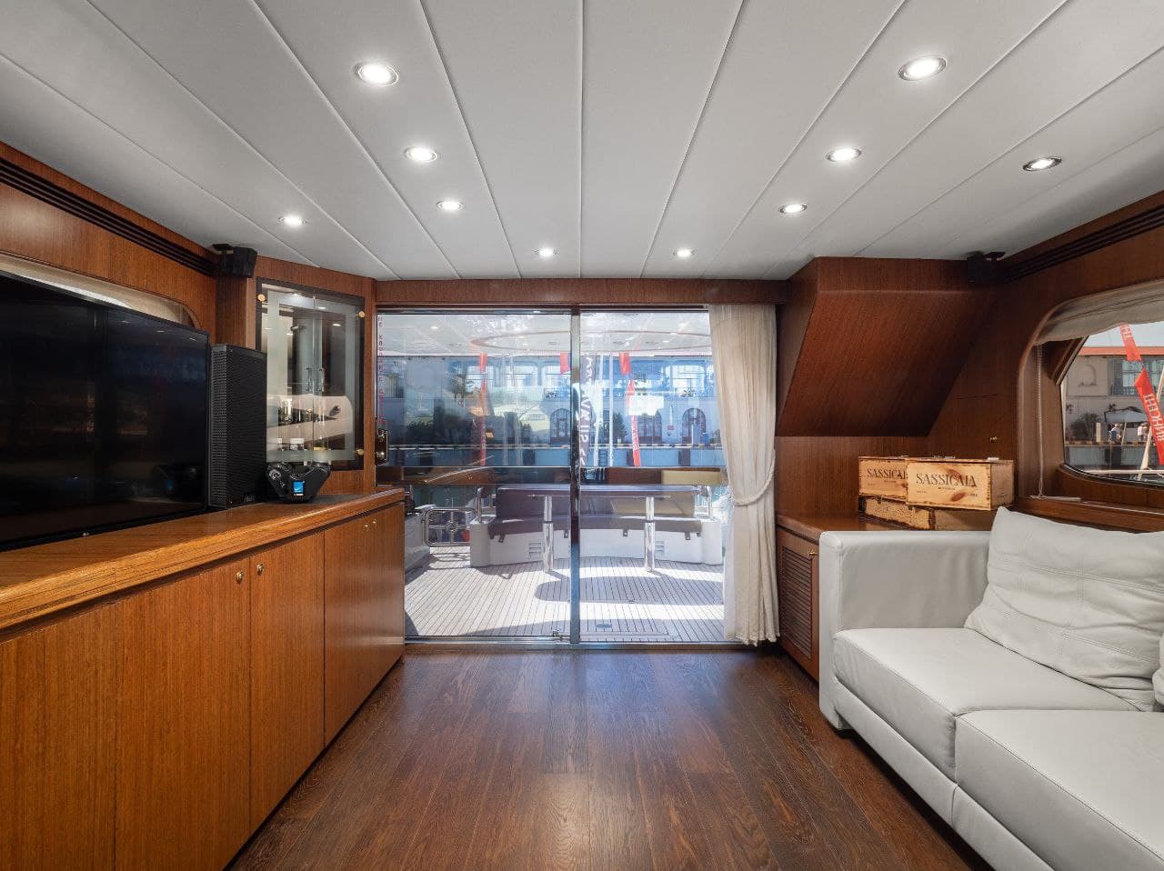 Яхта ALEXUM VIP Elegance 64