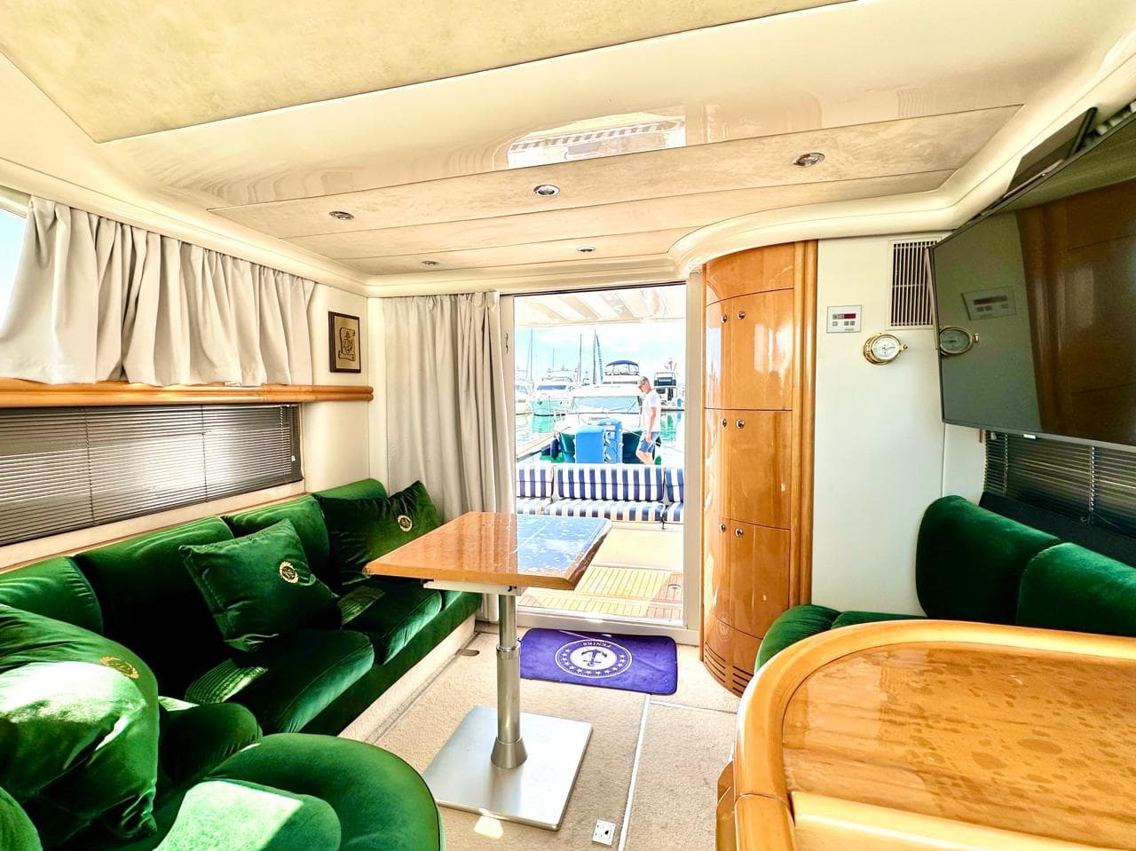 Яхта Fairline Phantom 38