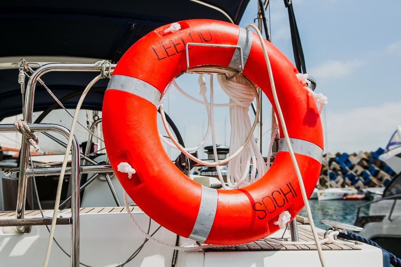 Премиальная парусная VIP яхта OCEANIS 50 Лилу