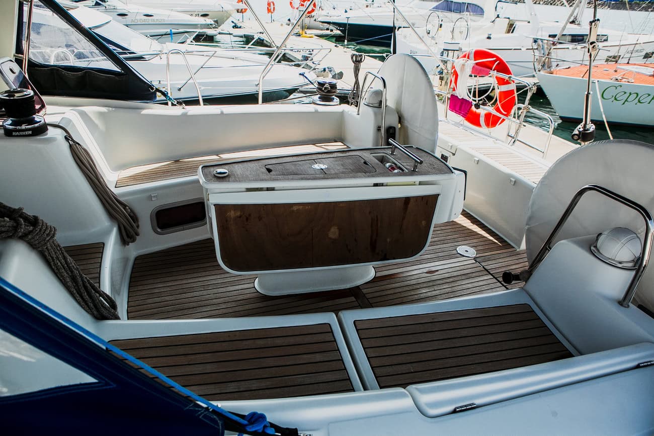 Премиальная парусная VIP яхта OCEANIS 50 Лилу
