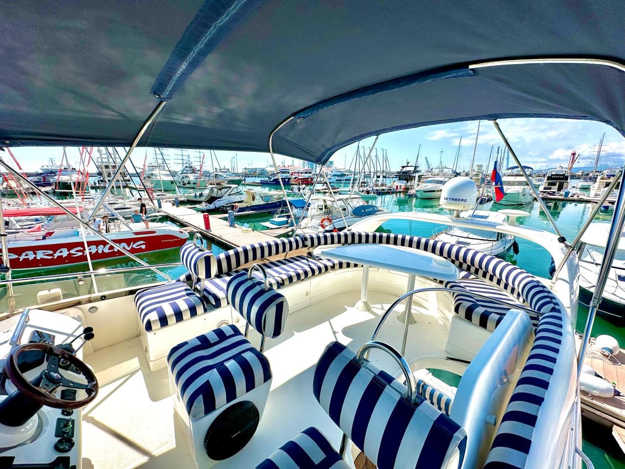 Яхта Fairline Phantom 38