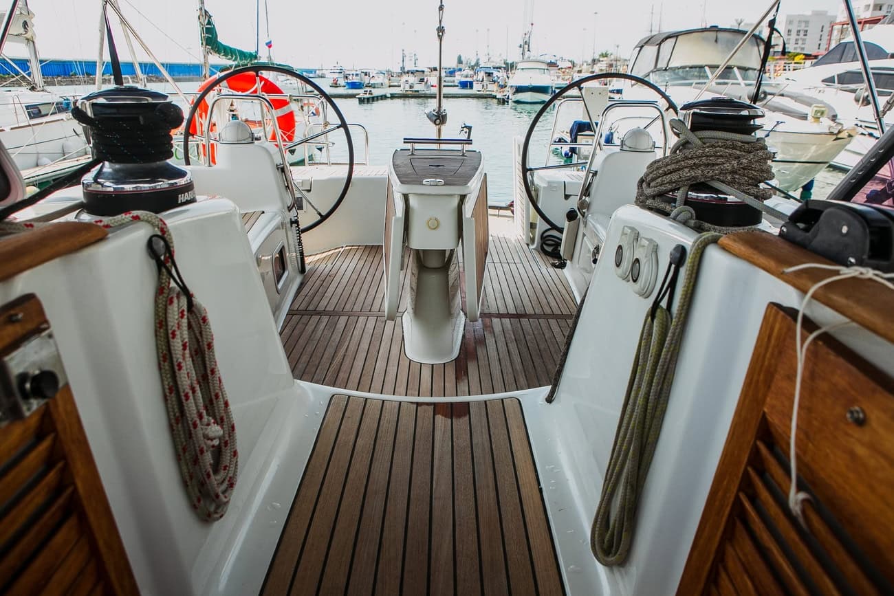 Премиальная парусная VIP яхта OCEANIS 50 Лилу